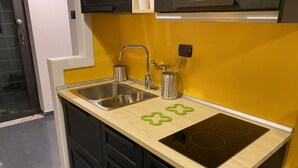 Fridge, microwave, stovetop, cookware/dishes/utensils - Il Giardinetto a Colori (Napoli)