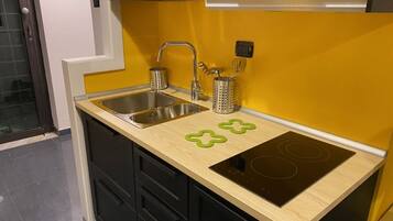 KĂŒhlschrank, Mikrowelle, Herdplatte, Kochgeschirr/Geschirr/Besteck