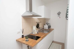 Fridge, microwave, oven, stovetop - MunicipioHouse-84 by Dimorra (Napoli)