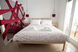 2 bedrooms, desk, iron/ironing board, WiFi
