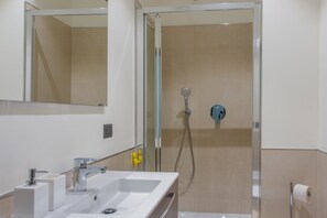 Regadera, secadora de cabello, bidet 