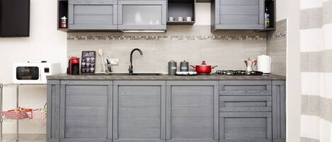 Fridge, oven, cookware/dishes/utensils