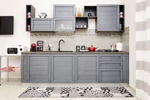 Kühlschrank, Ofen, Kochgeschirr/Geschirr/Besteck