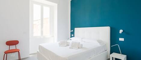 1 bedroom, desk, WiFi