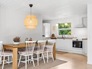 Køleskab, mikrobølgeovn, opvaskemaskine, højstol