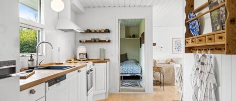 Kühlschrank, Mikrowelle, Geschirrspüler, Hochstuhl