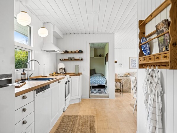 Køleskab, mikrobølgeovn, opvaskemaskine, højstol