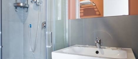 Dusche, Haartrockner, Bidet, HandtĂŒcher