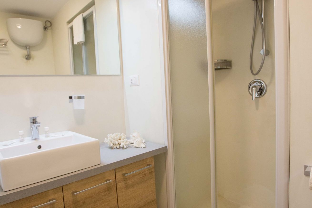 Douche, sèche-cheveux, bidet, serviettes fournies