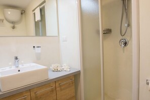 Shower, hair dryer, bidet, towels - Pausilya Apartment by Dimorra (Napoli)