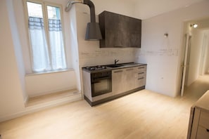 Fridge, microwave, oven, stovetop - Pausilya Apartment by Dimorra (Napoli)