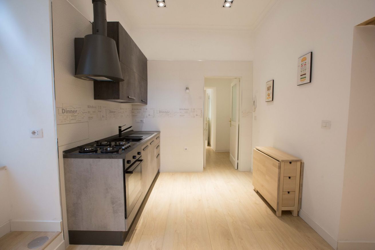 Réfrigérateur, four, plaque de cuisson, cafetière/bouilloire