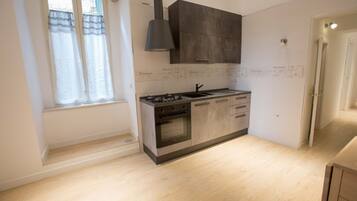 Réfrigérateur, four, plaque de cuisson, cafetiÚre/bouilloire