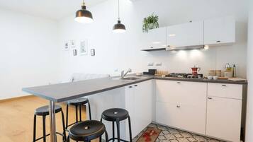 Kühlschrank, Ofen, Herdplatte, Wasserkocher mit Kaffee-/Teezubehör