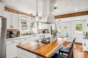 冷蔵庫、電子レンジ、オーブン、コンロ