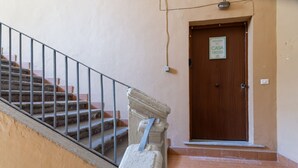 Una escalera con barandilla metálica que lleva a una puerta que dice 'WELCOME TO CASA TROISI'.