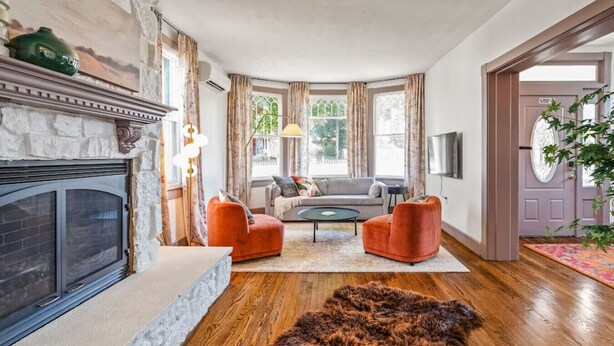 Living area - *NEW* Downtown Darling - walk to Shops+Dining+Brewery (Luray)