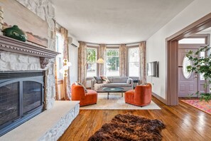 Living area - *NEW* Downtown Darling - walk to Shops+Dining+Brewery (Luray)