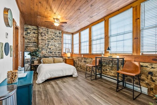 Dog-Friendly Downtown Studio — Walk to Park, Shops