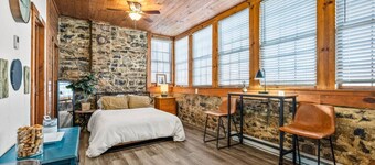 Dog-Friendly Downtown Studio — Walk to Park, Shops
