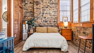 1 bedroom, desk, WiFi