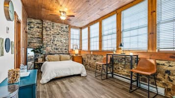 1 bedroom, desk, WiFi