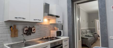 Een koelkast, een oven, een koffiezetapparaat/waterkoker