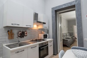 Geladeira, fogão, cafeteira/chaleira