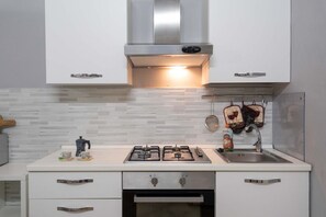 Geladeira, fogão, cafeteira/chaleira