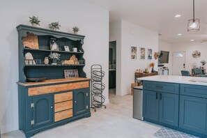 Réfrigérateur, micro-ondes, plaque de cuisson, cafetiÚre/bouilloire