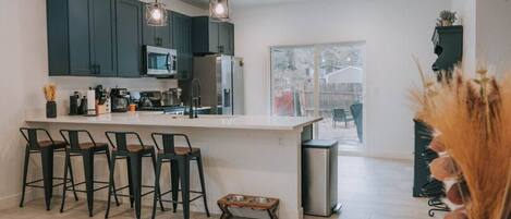 Frigorifero, microonde, piano cottura, macchina per tè/caffè