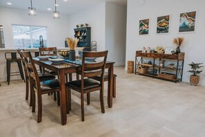 Dining - Dark Sky Chalet - Pet-Friendly (Flagstaff)