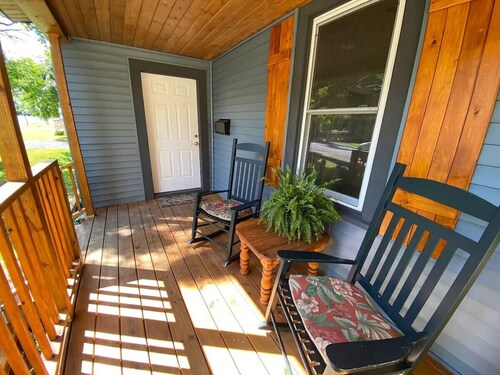 Cozy Renovated Bungalow — Walk Downtown!