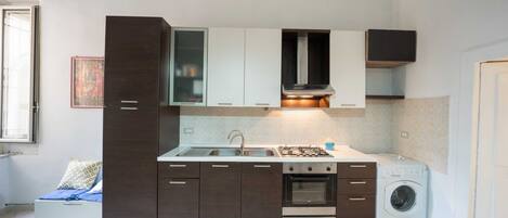 Réfrigérateur, four, cafetière/bouilloire