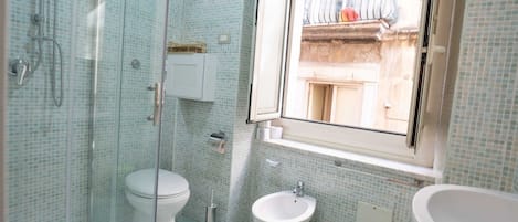 Douche, séchoir à cheveux, bidet