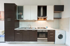 Kühlschrank, Ofen, Wasserkocher mit Kaffee-/Teezubehör