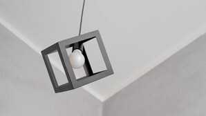 Een moderne hanglamp met een geometrisch ontwerp, bevestigd aan het plafond.