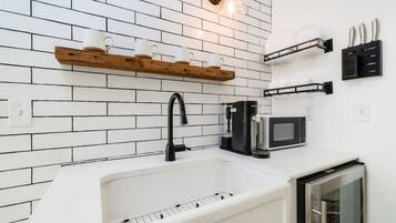 Dishwasher, cookware/dishes/utensils, paper towels