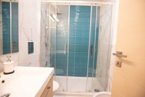 Douche, sèche-cheveux, bidet