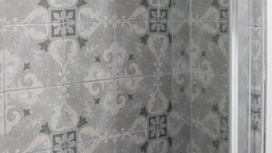 Una pared con azulejos y un diseño decorativo.