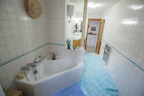 Shower, hair dryer, bidet - Suite Orchidea by Dimorra (Napoli)