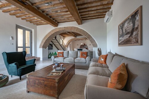Beautiful private villa with WIFI, A/C, private pool, TV, patio, panoramic view, close to Montalcino