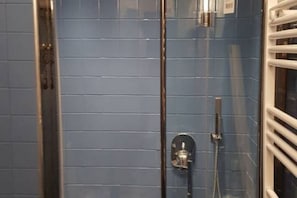 Dusche, Haartrockner, Bidet