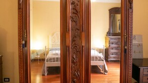 A bedroom with two beds, a dresser, and a mirror. - Sweet Toledo by Dimorra (Napoli)