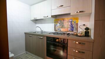 Frigorifero, forno, piano cottura, lavastoviglie