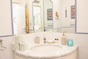 Regadera, amenidades de baño gratuitas, secadora de cabello, bidet 