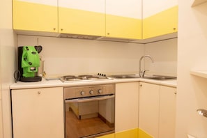Fridge, oven, dishwasher, coffee/tea maker - Star in Toledo By Dimorra (Napoli)