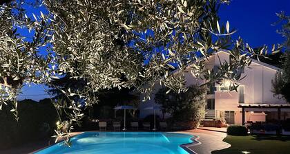 Private Villa with WIFI, A/C, sauna, private pool, TV, patio, panoramic view, close to Rimini