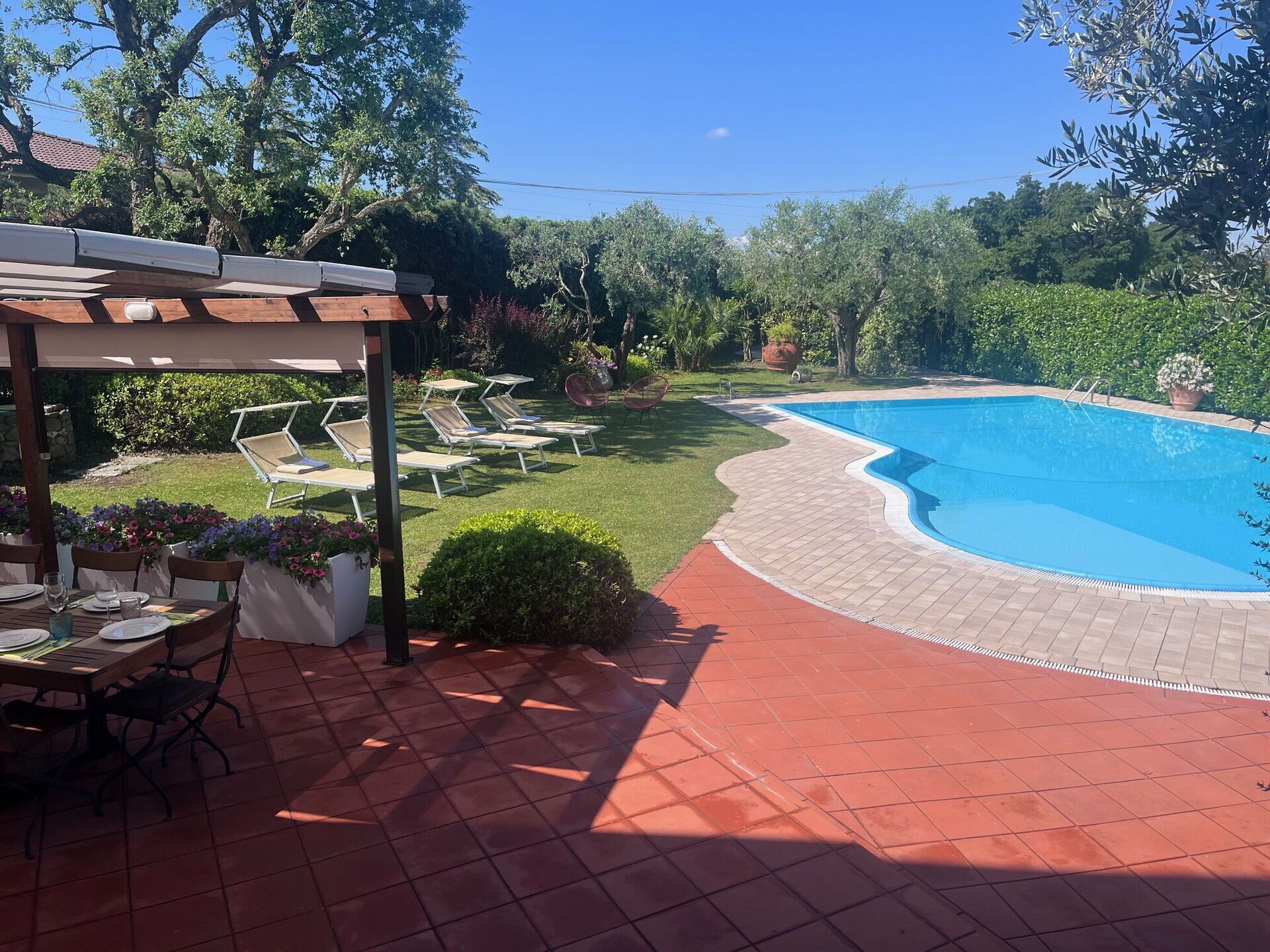 Pflanze, Wasser, Himmel, Schatten, Gartenmöbel, Baum, Schwimmbad, Blumentopf, Tabelle, Landschaft