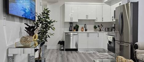 Refrigerador y utensilios de cocina